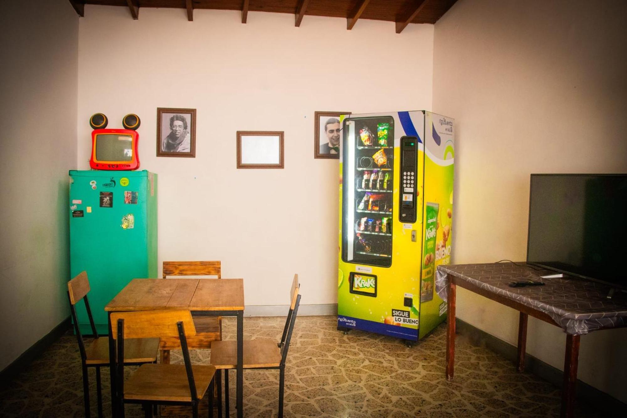 Casa Almarita - Hostal, Bar Y Restaurante Меделин Екстериор снимка